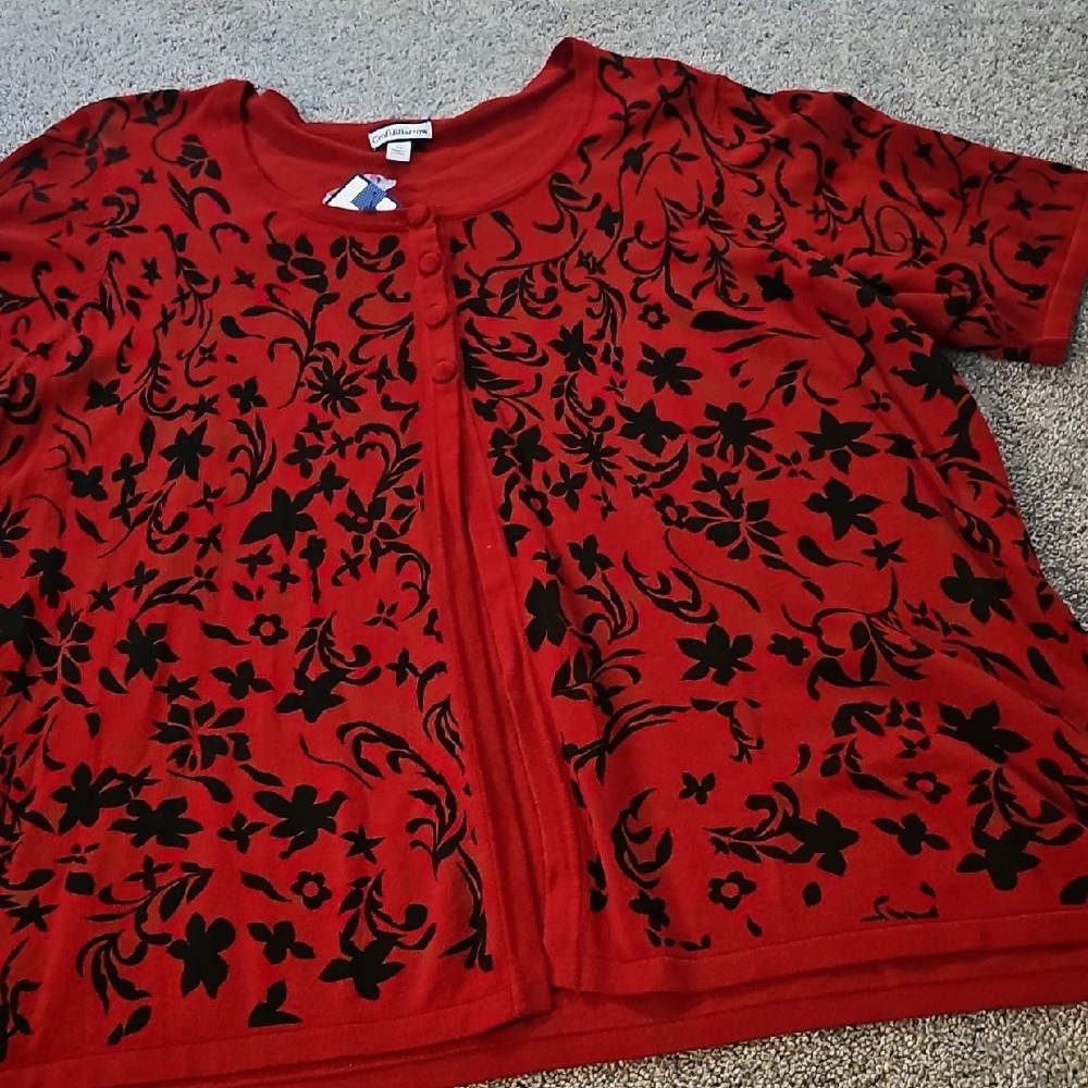 C2❤️🔹️Croft & Barrow Red and Black Floral Cardigan